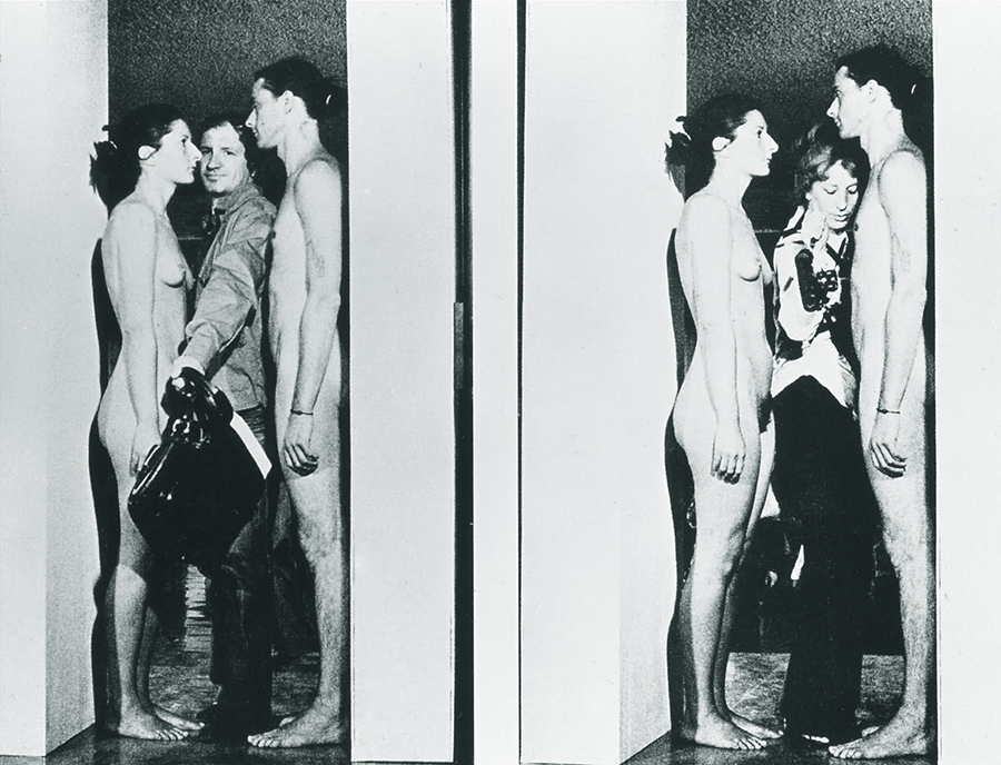 En "Imponderabilia" (1977) la artista Marina Abramovic y Ulay crearon una pieza de performance en colaboración, en la cual ellos flanquean completamente desnudos, la entrada de la Galleria Communale d'Arte Moderna en Bologna, Italia.