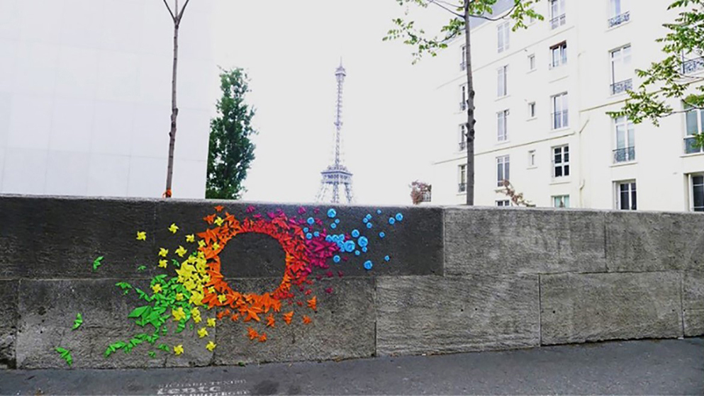 Imagen No. 1 Arte urbano en calles de París, obra sin título. Imagen extraída del website de Mademoiselle Maurice (s/f), técnica origami en intervención artística urbana en las calles de París, Francia. Tamaño 11.39 cm x 19.87 cm.