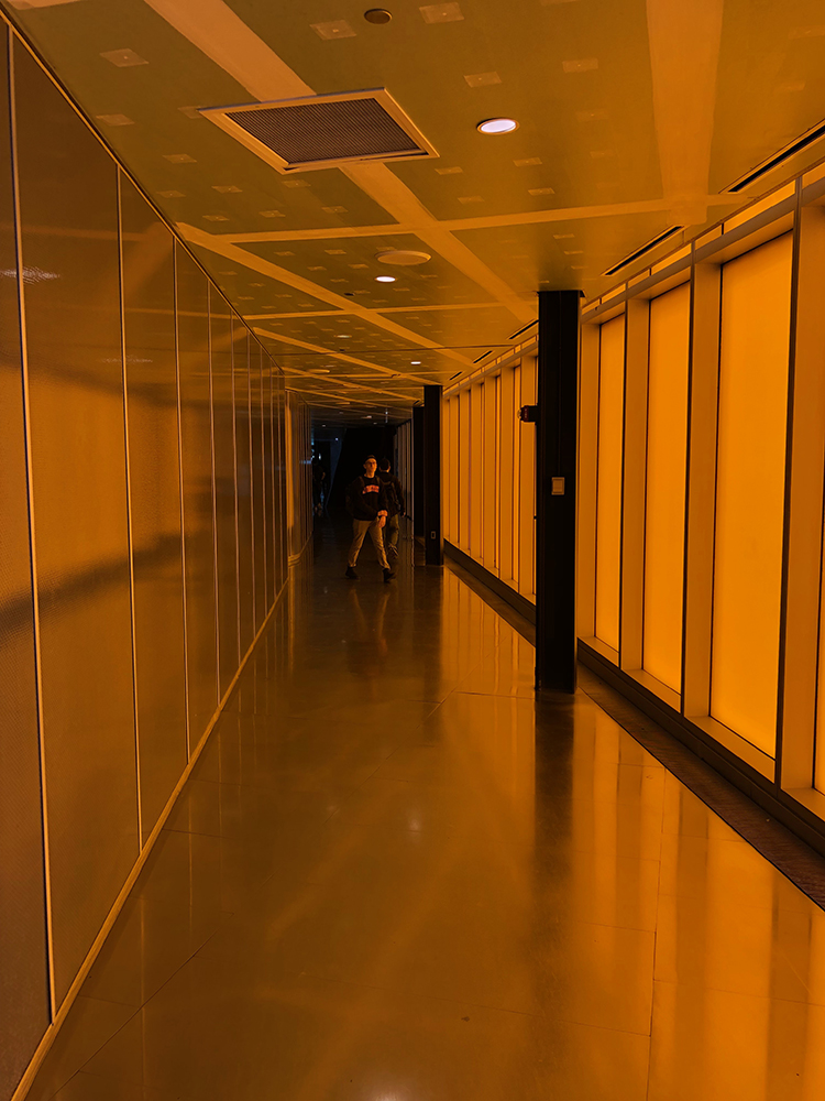 Pasillo a los baños del Campus Center.  © Fabio Vélez. 2019