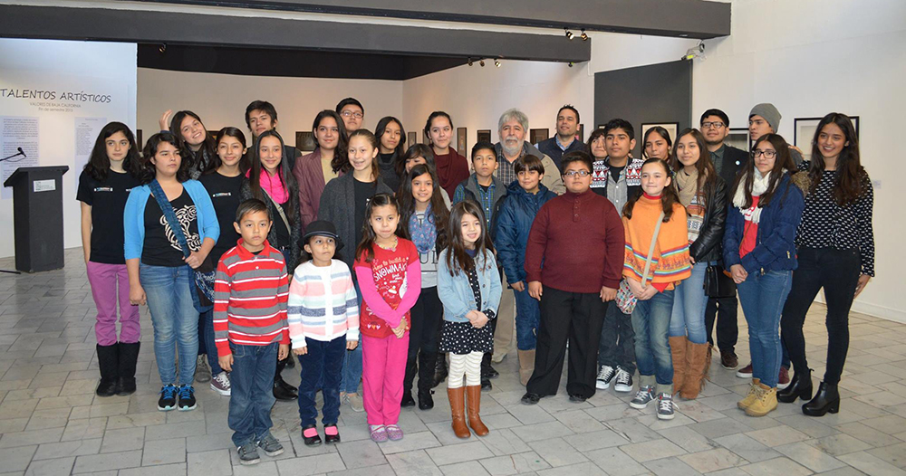 Fig. 3. El Maestro Ignacio Habrika y Dr. Jhosell Rosell Junto a grupo de niños y jóvenes.
