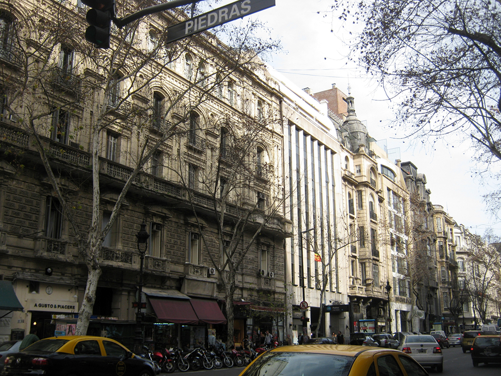 Edificio de la Universidad CAECE, en Avenida de Mayo 866. Buenos Aires, Argentina.