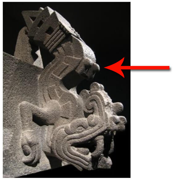 Xiuhcóatl (Serpiente de fuego, ubicado en la sala Mexica del Museo Nacional de Antropología e Historia) escultura monolítica del arma que porta Huitzilopochtli con la cual, decapitó a Coyolxaúhqui, es una Serpiente que termina en un triángulo que representa el rayo de sol, los círculos asociados a dicha serpiente se encuentran representados en la nariz.