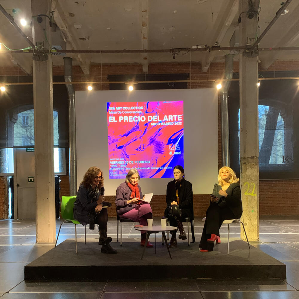 Mesa de conversación El Precio del Arte con la participación de la coleccionista Alejandra Castro Rioseco de MIA Art Collection junto Virtus del Hoyo, Barbara Long y Carolina Diaz-Cascón en el Matadero. Fotografía de la autora.