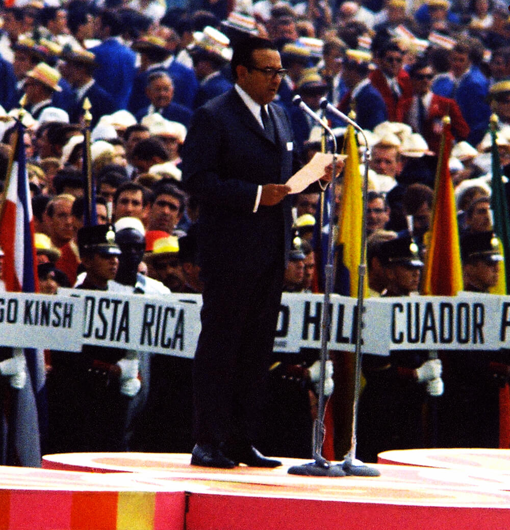 El Arq. Pedro Ramírez Vázquez durante su intervención en la inauguración de los XIX Juegos Olímpicos México 1968. Fotografía Archivo Arq. Javier Ramírez Campuzano ®