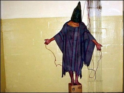 Abu Ghraib. Prisionero torturado, Cortesía de 60 Minutes II.