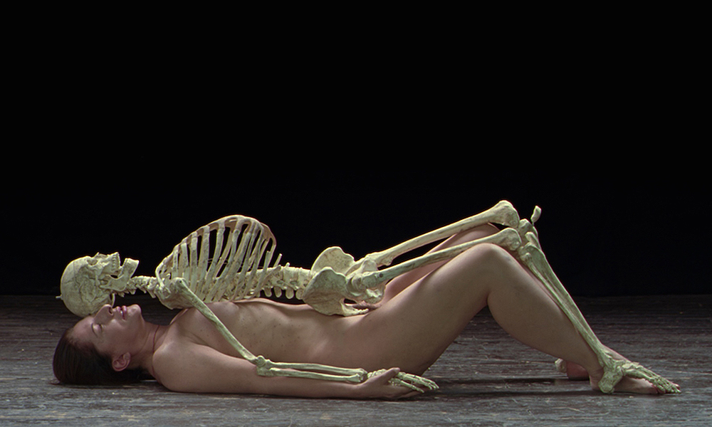 Nude with the Skeleton (2002/2013), de Marina Abramovic.