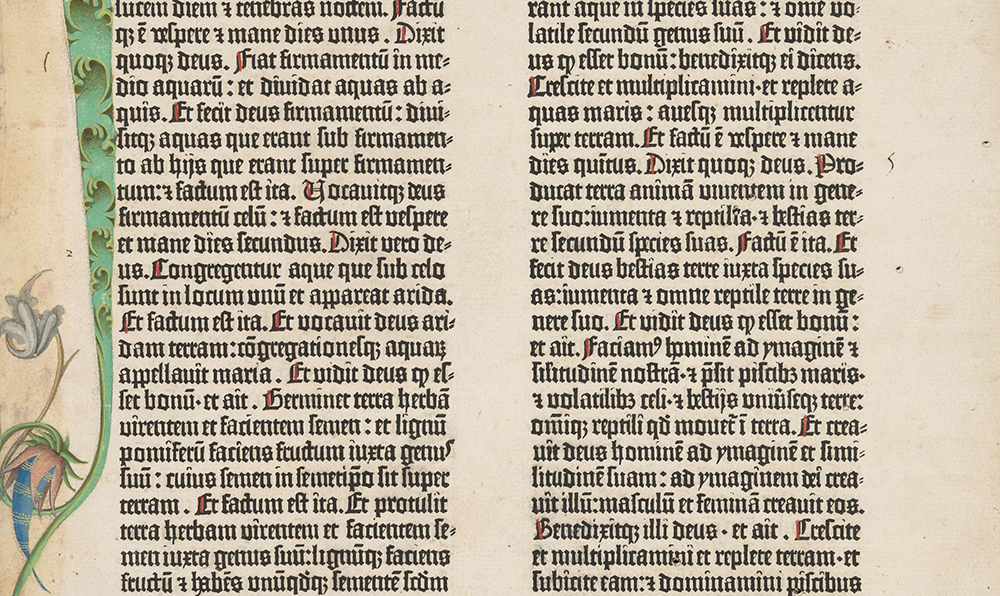 Fig. 4. Biblia de 42 líneas impresa por Johannes Gutenberg en Maguncia. Ca. 1454-5. Génesis 1:1, folio 5, recto. (detalle). Nótese la variación del ancho de los espacios entre palabras. Fuente: the Morgan Library.