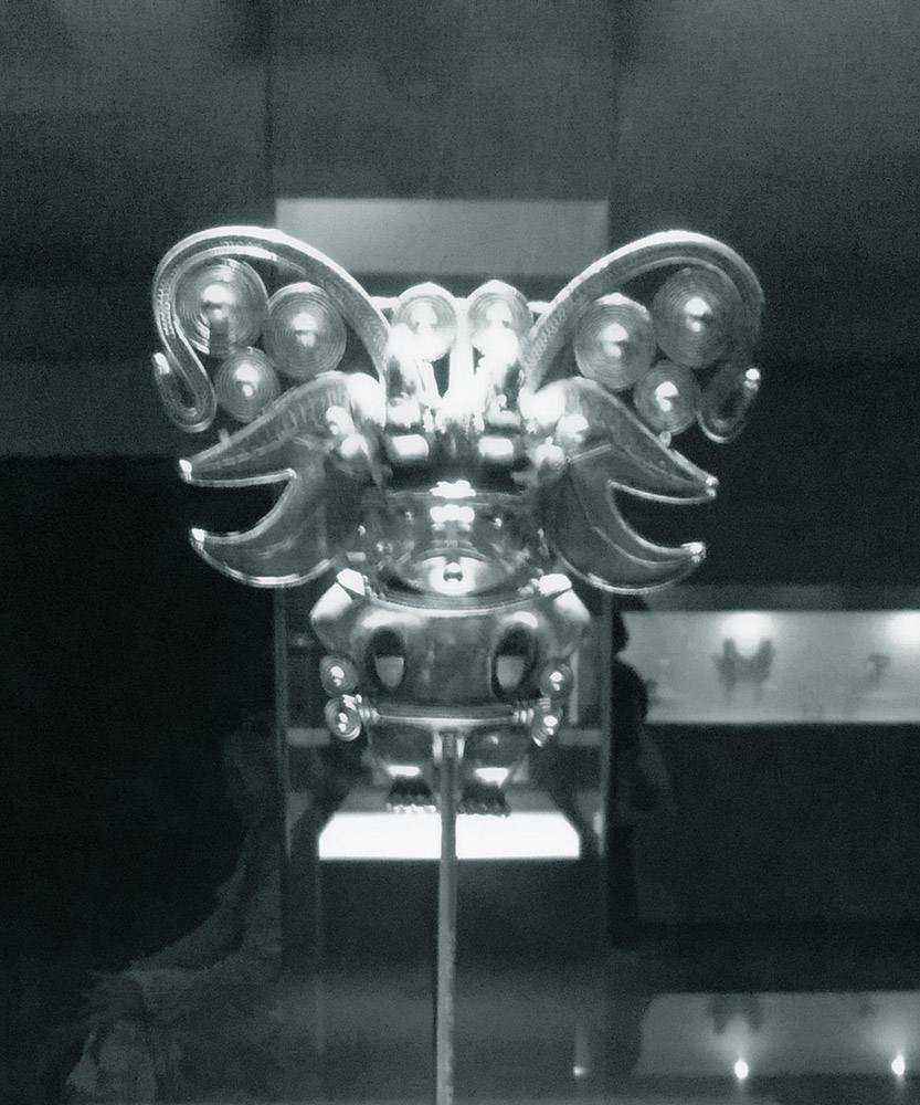 Figurilla de Chamán representando un murciélago, Museo del Oro de Bogotá. Fotografía propiedad del autor.