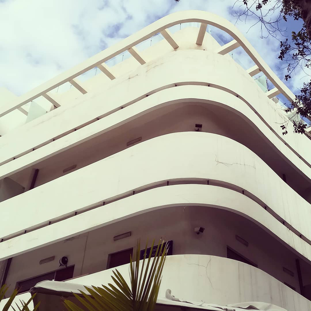 Detalle de la arqui-tectura Bauhaus que rodea Kikar Dizengoff. Fotografía © Aldo Guzmán.