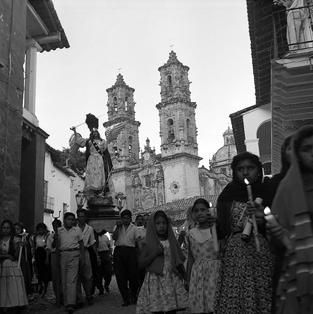 San Miguel Arcángel en procesión de Las Vírgenes, Semana Santa en Taxco, 1959. Fotografía: Juan Crisóstomo Estrada.