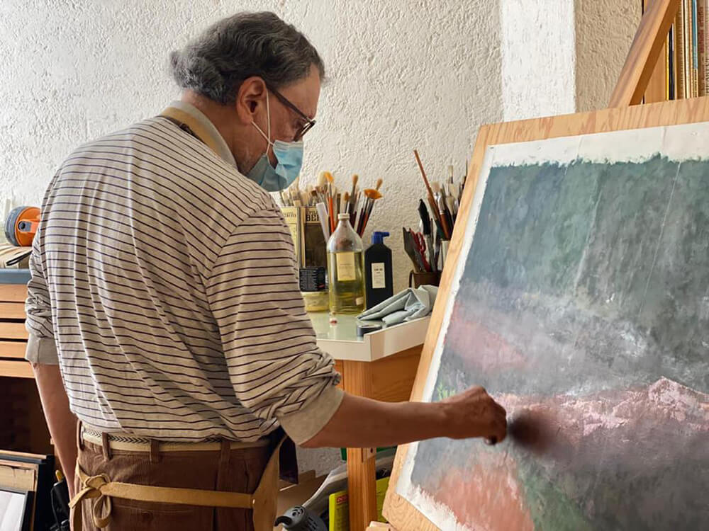 José de Santiago ingresó a la ENAP en 1961 donde se formó en la disciplina de pintura. Estudió la Maestría en Artes Visuales y Comunicación y Diseño Gráfico en la misma sede (1996). Fue admitido en el programa de doctorado en Bellas Artes de la Universidad Politécnica de Valencia, en 2000, lugar en el que también llevó a cabo una estancia posdoctoral.