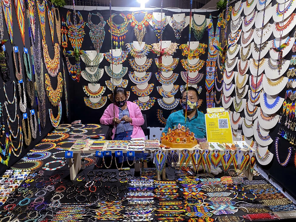 Indígenas pertenecientes a la cultura Emberá. Fotografía de Nicolás Atehortua Taborda. ExpoArtesanos, Centro comercial Premium Plaza, Medellín, Antioquia, Colombia. Colombia. 30 de agosto, 2020.