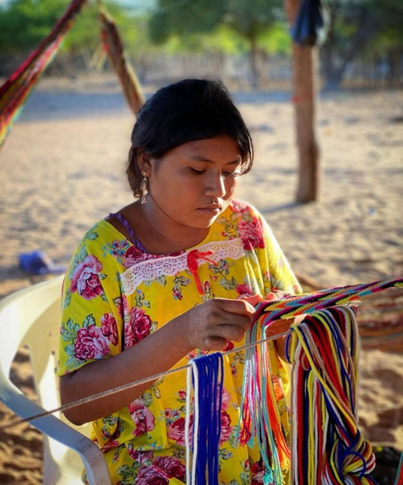Mujer indígena Wayúu tejiendo. Imagen cortesía de @indigenadecolombia. La Guajira, Colombia. 30 de agosto, 2020.
