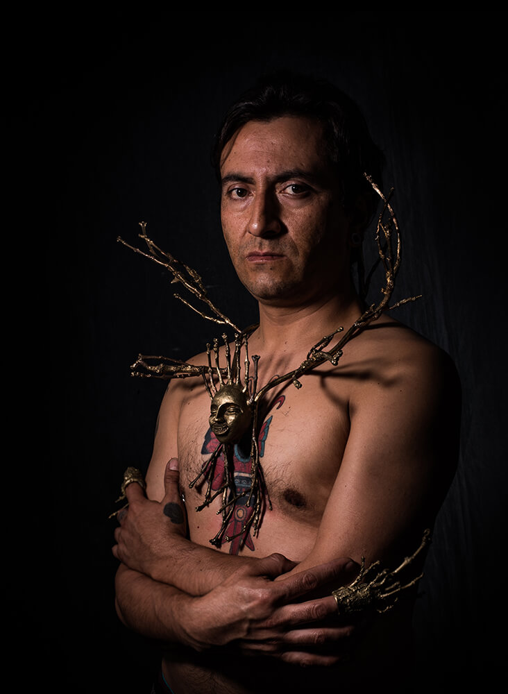 “Autoretrato”, proyecto “Alter-Ego”. Collar, anillos y fotografía digital. Autor: Alexander Romero Reyes. Bogotá 2019.
