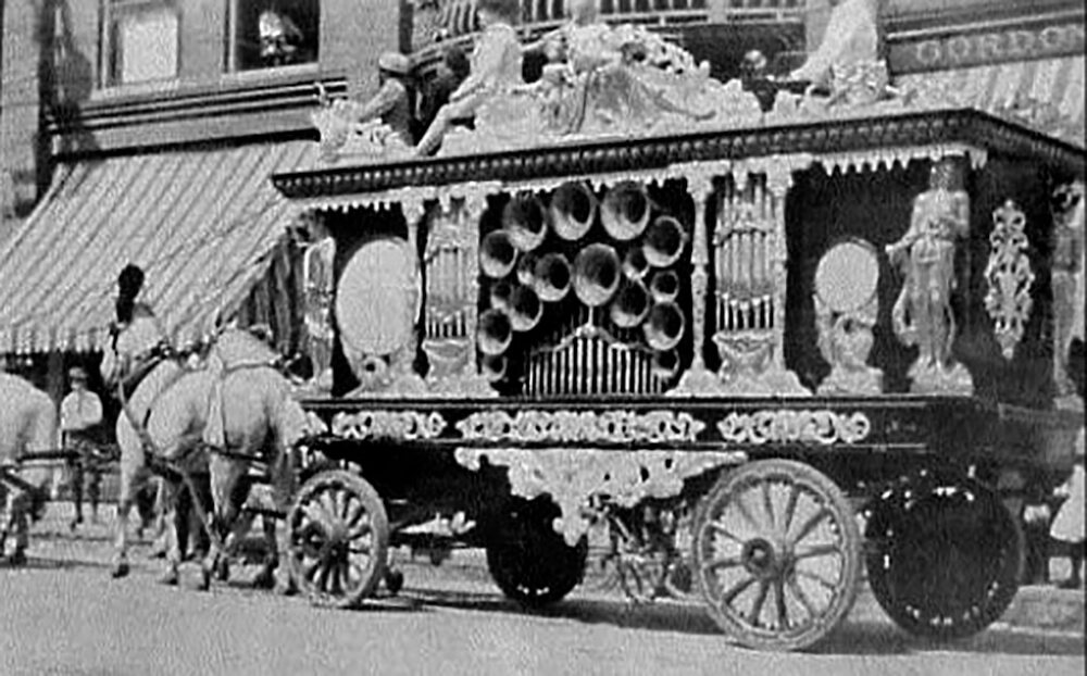 Figura 3. Vagón de órgano del Salvaje Oeste de Pawnee Bill (1904). (Fuente: Dahlinger Jr., Fred. (2000). Mechanical Organs of the American Traveling Circus, Menagerie and Wild West. The Official Journal of the Carousel Organ Association of America, 4, pp.6-15.)